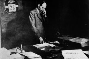Den svenske diplomat Raoul Wallenberg blev i januar 1945 anholdt af russiske styrker og forsvandt derefter sporløst. Her er han fotograferet i sit kontor i Budapest, Ungarn, angiveligt i 1944. Foto: AP