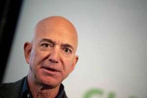 Jeff Bezos stopper han som direktør for Amazon. Virksomhedens succes har gjort ham til jordens rigeste. 