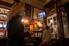 Gæster på Westminster Arms i London følger Boris Johnsons tv-transmitterede tale. Foto: Justin Tallis/AFP