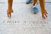 En turist peger på det sted foran Lincoln Memorial, hvor Martin Luther King Jr i 1963 afleverede sin berømte 'I Have a Dream' tale. Præsident Obama taler samme sted på 50-årsdagen på onsdag. Foto Carolyn Kaster/AP.