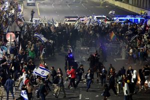 Hundredvis af demonstranter er stødt sammen med politiet uden for premierministerens bolig i Jerusalem.