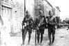 Aage, Harald og Kai Nielsen, tre blonde krigere i Spanien i fuld uniform. Fotoet er taget i i efteråret 1936. Foto fra bogen