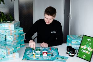 23-årige Mads Holmgren vil løsrive unge fra mobilen. Derfor har han udviklet et festligt spil, der ifølge stifteren kan skabe nærvær og hygge til fredagsbarer, parmiddage og vinaftener med vennerne. 