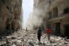 Russiske kampfly har sammen med syriske bombet Aleppo den seneste uge. Foto: Abdalrhman Ismail / Reuters