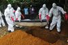 Antallet af begravede under ebola-epidemien i Vestafrika er langt højere end det officielle antal døde. Det tyder på at omfanget af sygdommen er langt større end hidtil antaget.