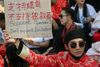 Skuespiller og model Paing Takhon har deltaget i protester i Myanmar. Billedet her er fra 11. februar. Arkivfoto: Ritzau Scanpix