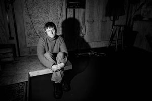 Jonas Suni blev ramt af alvorlig sygdom og skulle igennem tre alvorlige operationer. Undervejs skrev han sangene til det følelsesladede debutalbum "Sengeafsnit 2".