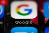 Googles mange tjenester - fra søgemaskinen til Google Maps - er blevet daglige følgesvende for de fleste smartphone-brugere. Men det er svært at gennemskue, hvordan man helt får stoppet, at Google gemmer ens færden, skriver AP. Foto: AP/Matt Rourke