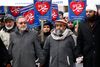 Muhammed Zaheer (i midten) vil i sin fredagsbøn bruge et par minutter på at tage afstand fra terrorangrebet i København. Han siger, at danske muslimer ikke skal føle sig medskyldige.