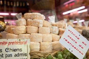 På de parisiske markeder kan man få alt hvad madhjetet begærer. Også meget gamle oste. Foto: Getty Images