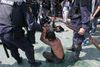 Politiet tilbageholdt antiregeringsdemonstranter på et stadion i Bangkok, hvor der i går var voldelige sammenstød. Foto: Wason Wanichakorn/AP