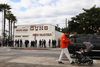 Coronavirussen har fået folk i USA til at hamstre toiletpapir, håndsprit og skydevåben. Her står folk i kø uden for en våbenbutik i Culver City nær Los Angeles, Californien. Foto: Patrick T. Fallon/Ritzau Scanpix