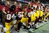 Hvis NFL-spillere gør dette igen - knæler under nationalsangen før en kamp - kan deres hold fremover få en bøde fra NFL-ligaen. Foto: AP/Brad Mills fra USA Today Sports