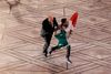 En mand med det mexicanske flag kom tæt på Malala Yousafzai under ceremonien på Oslo Rådhus.