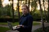 Jonas Gundersen er ny i bedemandsverdenen og utroligt glad for sit arbejde som digital bedemand. Det er berigende, siger han. Foto: Charlotte de la Fuente