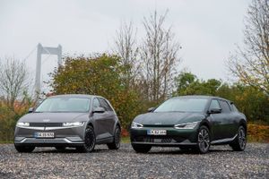 Duellen: Løb følelserne af med dommerne, da Hyundai Ioniq 5 blev Årets Bil i Danmark 2022 i stedet for Kia EV6? Den nye crossover må i hvert fald slå hårdt fra sig, når den møder Kia i en rigtig test.