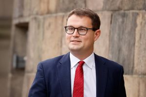 Støttepartier til regeringen kritiserer, at anslået 2 mia. kr. fra ulandsbistanden skal bruges til hjælpe ukrainere i Danmark. Men regeringen synes, det er en fin finansiering. 