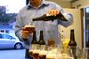 Brygger Lars Nielsen fra Ribe Bryghus skænker op. Det lille hobbybryggeri over for domkirken producerer 800 liter øl ad gangen og har ingen problemer med at afsætte det. Foto: Søren Holm-Hansen