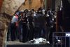 En ung palæstinensisk mand gik lørdag til knivangreb på en israelsk familie i den gamle bydel i Jerusalem. To mænd blev dræbt, før politiet skød og dræbte gerningsmanden.