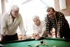 »Mine forældre drak stort set ikke, men rødvinsgenerationen kan ikke leve uden at få et glas rødvin hver eneste dag,« fortæller Oluf Ravn, 68 år, over et slag billard på Selmersbo Aktivitetscenter. Fra venstre: Allan Høyer, Oluf Ravn, Torben Frelsvig. Foto: Nicolai Lorenzen