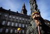 Skamstøtten stod foran Christiansborg sidste år. Arkivfoto: Jens Dresling