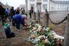 Flere er mødt op ved Fredensborg Slot for at lægge bomster og kondolere. l Foto: Jens Dresling/Polfoto
