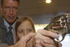 Cori Sorensen, en folkeskolelærer på Highland Elementary School i Highland, Utah, modtager uindervisning i brugen af en .357 magnum-revolver af Jim McCarth, instruktør i selvforsvar.
