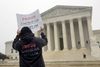 Seema Sked, en 39-årig fra Richmond, Virginia, demonstrerer uden for den amerikanske forfatningsdomstol. Kritikere havde onsdag mulighed for at fremførte deres argumenter imod Donald Trumps indrejseforbud mod primært muslimskdominerede lande. Foto: AP/Jessica Gresko