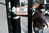 Flere steder i USA har man som konsekvens af den stigende smitte i landet genindført mundbindskravet – også for vaccinerede. Foto: Spencer Platt/Getty Images