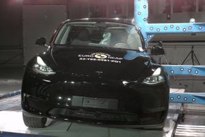 Tesla Model Y henter det hidtil højeste resultat i Euro NCAP-test, hvor en række elbiler klarer sig godt. Ros til Kia, der kun leverer Niro med stor sikkerhedspakke herhjemme.