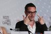 Nicolas Winding Refn mellem to af sine skuespillere, Kristin Scott Thomas og Vithaya Pansringarm, på pressekonferencen i går. Foto: Virginia Mayo/AP