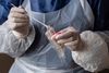 For nuværende kan man godt teste, om folk er smittet med coronavirus, men der er ingen specifikke anerkendte midler til at bekæmpe symptomerne. Arkivfoto: Helle Aransbak