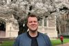 Kristian Næsby er 35 år og underviser i bl.a. dansk film – fra Carl Theodor Dreyer til Thomas Vinterberg – på University of Washington i Seattle. Han har hørt fra hjemvendte kolleger, at det kan være svært at finde job i Danmark, og derfor frygter han at skulle stå uden dagpengeret, når han vender hjem. Privatfoto