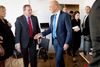Begge svenske statsministerkandidaters partier har måttet give afkald på medlemmer pga. kontroversielle ytringer. Socialdemokraternes Stefan Löfven (tv) kom endda selv galt af sted med sproget, mens Moderaternes statsminister Fredrik Reinfeldt ikke har slingret i valsen.