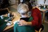 Der blev i sidste uge registreret færre dødsfald blandt coronasmittede plejehjemsbeboere. Færre testes dog også. Arkivfoto: Ida Guldbæk Arentsen/Ritzau Scanpix