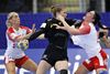 Stine Bodholt (til højre) røg til tælling efter dette sammenstød, men kom tilbage og hjalp Danmark til sejr mod Montenegro i den første EM-kamp. Foto: Jens Dresling/Polfoto