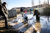 I januar stod en række danskere i vand til knæene, da de var nødt til at stormflodssikre deres boliger efter et voldsomt uvejr. Foto: Philip Davali