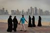 Saudi-Arabien meddelte mandag som det første land, at man lægger de diplomatiske forbindelser til Qatar på is. På billedet ses byen Doha i Qatar. Foto: Kamran Jebreili/AP