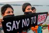 Flere hundrede protesterede i Hyderabad efter gruppevoldtægten og drabet på en 27-årig kvinde. Foto: Dibyangshu Sarkar/AFP
