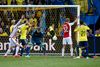 AaB-spillerne jubler, mens Brøndby-spillerne ærgrer sig, efter at Daniel Agger har headet bolden i ryggen på Christian Nørgaard, hvorefter bolden falder ned i Brøndby-målet.