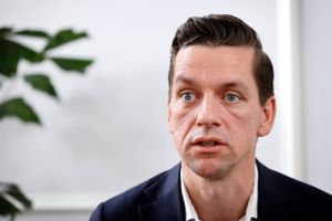 Jyllands-Posten kan nu fortælle, at der internt i regeringen er blevet udarbejdet udførlige dokumenter om voldsomme og kritisable forhold i Rwanda. Embedsmænd har advaret om, at gadebørn og småkriminelle fjernes fra gaderne, og at homoseksuelle og kristne sekter diskrimineres i landet. Desuden er forholdene for flygtninge yderst kritisable. Alligevel fastholder minister, at Rwanda »tager et stort ansvar«.