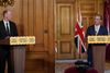 Mens premierminister Boris Johnson er indlagt grundet coronavirus er det udenrigsminister Dominic Raab (højre) der står i spidsen for landets coronaindsats. Foto: Pippa Fowles/10 Downing Street/Handout via REUTERS