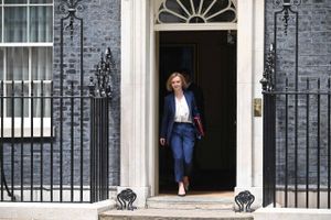 Ministre på store poster har lørdag kastet sig ind i ræset om at erstatte Boris Johnson som premierminister.