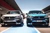 Den nye M-udgave af den faceliftede BMW X5 til venstre – side om side med den tilsvarende M-version af faceliftede X6. De er hver især bilkonstruktør ernes skisma – måske er det derfor, de er så populære.