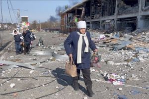 Den Internationale Straffedomstol er i gang med et møjsommeligt arbejde for at dokumentere krigsforbrydelser begået i Ukraine. Det kan tage årevis, før retssager kan finde sted. Men bjerge af bevismaterialer hober sig allerede op. 