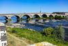 Vandstanden i Loire-floden ved byen Blois mellem Tours og Orleans er nu så lav, at selv de fladbundede turistbåde risikerer at gå på grund. Foto: Anne Hollande