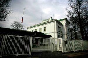 Den russiske ambassade i København kommenterer nu oplysningerne om, at russisk organisation på EU's sanktionsliste fortsat er aktiv i Danmark.
