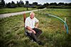 Knud Hansens sommerhusgrunde ud til Kattegat er i dag usælgelige. Alligevel er den offentlige ejendomsvurdering dobbelt så høj som handelsværdien, hvorfor Knud Hansen betaler 100.000 kr. om året i skat på grundene. Nu overvejer han at gå til domstolene. Foto: Christian Klindt Sølbeck