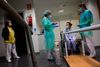 En coronapatient modtager fysioterapi fra sundhedspersonale på et hospital i Madrid. WHO's chef for den europæiske region mener, at landene bør bruge de kommende måneder på at forberede sig på bølge nummer to af covid-19. Foto: Pierre-Philippe Marcou/AFP