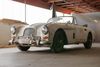 Den har været efterladt i en lade i 41 år. Alligevel regner auktionshuset Bonhams med at kunne få mellem 1,7 og 2,1 mio. kr. for denne Aston Martin DB2/4 Drophead Coupé fra 1954. Den har så også kun haft to ejere. Foto: Bonhams.